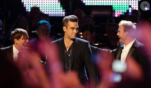Robbie Williams rejoint ses anciens partenaires du groupe anglais Take That lors d'un concert caritatif à Londres, en novembre 2009