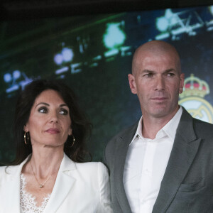 Le champion du monde 98 et sa femme se sont rendus au défilé de Yohji Yamamoto
 
Le nouvel entraîneur du Real Madrid Zinedine Zidane et sa femme Véronique après la conférence de presse au stade Santiago Bernabeu à Madrid, Espagne, le 11 mars 2019.