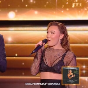 Malheureusement, sa prestation a vivement divisé les internautes. Certains ont tiqué sur sa tenue "trop sexy", d'autres sur son playback !
Nikos Aliagas aux côtés de Tianaa sur le plateau de la Star Academy - Capture TF1.