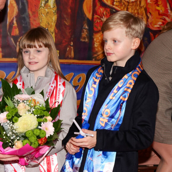 Preuve que le frère et la soeur étaient en joie d'assister, en famille qui plus est, à un si joli spectacle !
Le prince Albert II de Monaco et ses enfants la princesse Gabriella et le prince Jacques - La famille princière assiste à une représentation lors de la 46ème édition du festival international du cirque de Monte-Carlo le 21 janvier 2024. © Claudia Albuquerque / Bestimage 