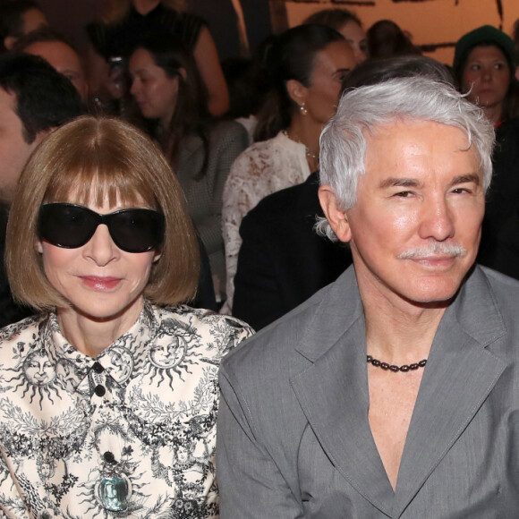 Et la papesse de la mode Anna Wintour...
Anna Wintour, Baz Luhrmann (réalisateur) et sa femme Catherine Martin - Défilé de Mode Christian Dior, Collection Haute Couture Printemps/Été 2024 - Front Row, dans le cadre de la Fashion Week de Paris, France, le 22 Janvier 2024. © Bertrand Rindoff / Olivier Borde / Bestimage 
