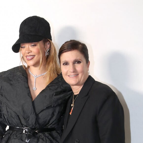 Rihanna et Maria Grazia Chiuri posent Backstage après la Défilé de Mode Christian Dior, Collection Haute Couture Printemps/Été 2024 - Greetings, dans le cadre de la Fashion Week de Paris, France, le 22 Janvier 2024. © Bertrand Rindoff / Olivier Borde / Bestimage 