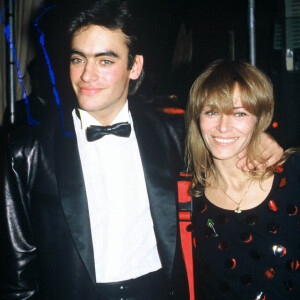 La mère de son fils ainé Anthony.
Clio Goldsmith et Anthony Delon et sa mère Nathalie lors d'une soirée à Paris.