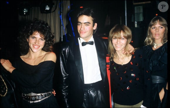 La mère de son fils ainé Anthony.
Clio Goldsmith et Anthony Delon et sa mère Nathalie lors d'une soirée à Paris.