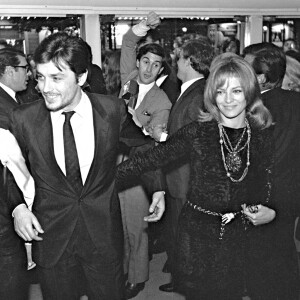 Une rencontre "violente".
Nathalie et Alain Delon à la première de leur film "Le Samouraï" à Paris en 1967.