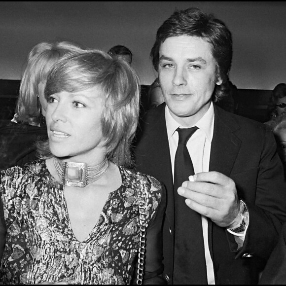 Dans un livre paru en 2006, l'actrice revenait sur leur première rencontre.
Nathalie et Alain Delon à la première du film "Doucement les basses" à Paris en 1971.