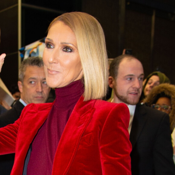 Céline Dion arbore un total look rouge satin et velour à la sortie de son hôtel à New York, le 14 novembre 2019