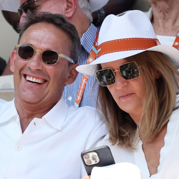 Son épouse, Catherine, reste très discrète.
Julien Courbet et sa femme Catherine - Célébrités dans les tribunes des Internationaux de France de tennis de Roland Garros 2023 le 6 juin 2023. © Jacovides-Moreau/Bestimage