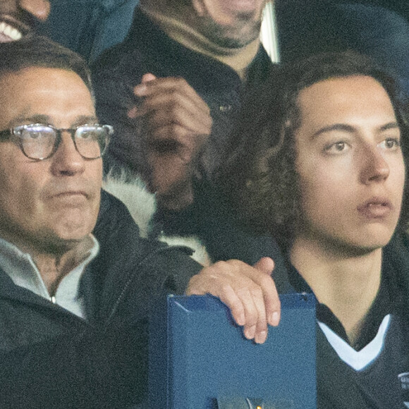 Et un charmant garçon appelé Gabin.
Julien Courbet et son fils Gabin dans les tribunes lors du match de championnat de Ligue 1 Conforama opposant le Paris Saint-Germain (PSG) aux Girondins de Bordeaux au Parc des Princes à Paris, France, le 23 février 2020. Le PSG a gagné 4-3. © Cyril Moreau/Bestimage