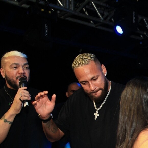 "C'est pas possible, Neymar ne peut pas ressembler à ça quand même. Je suis choqué", écrit un internaute
 
Exclusif - Neymar à la fête d'anniversaire de Romario, à RIo de Janeiro, au Brésil.