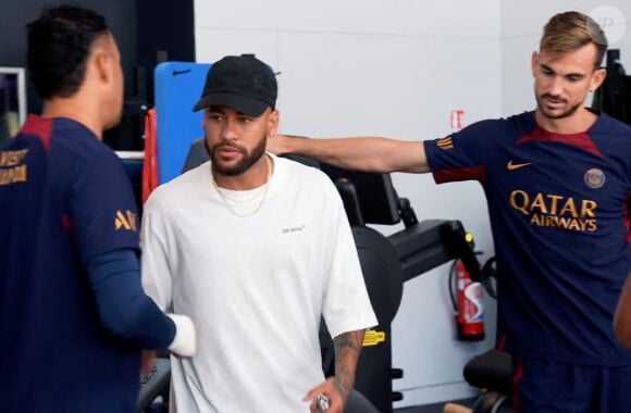 Les adieux de Neymar, qui vient de signer en Arabie saoudite au club de Al-Hilal, à ses anciens coéquipiers ( dont Kylian Mbappé) au campus du PSG à Poissy le 17 août 2023. © PSG Twitter via Bestimage