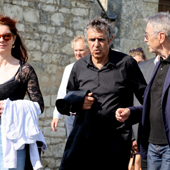 Julien Clerc, sa femme Hélène Grémillon et Alain Chamfort aux obsèques civiles du journaliste Gérard Leclerc au cimetière des Trois-Moutiers à Loudun, dans la Vienne, France, le 24 août 2023. © Dominique Jacovides/Bestimage
