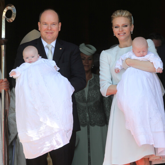 les dépenses liées au train de vie de la princesse comme pour les grands événements ont de quoi donner le tournis
Le prince Albert II de Monaco avec la princesse Gabriella, la princesse Charlène de Monaco avec le prince Jacques - Baptême des enfants princiers de LL.AA.SS. le prince Albert II de Monaco et la princesse Charlène, S.A.S. le prince héréditaire Jacques et S.A.S. la princesse Gabriella en la Cathédrale de Monaco en présence des membres de la famille princière et de la famille Wittstock. Monaco le 10 mai 2015.