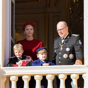 La princesse Charlene aurait dépensé des sommes vertigineuses depuis qu'elle est mariée à Albert II
La princesse Charlene et le prince Albert II de Monaco, leurs enfants le prince Jacques et la princesse Gabriella - La famille princière de Monaco au balcon du palais, à l'occasion de la Fête Nationale de Monaco. Le 19 novembre 2023 © Claudia Albuquerque / Bestimage