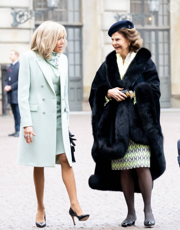 Et cela augure de deux jours inoubliables en Suède ! 
Le roi et la reine Silvia de Suède accueillent le président et sa femme la Première Dame femme Brigitte Macron dans la cour intérieure du palais royal de Stockholm, Suède, le 30 janvier 2024. © Dana Press/Bestimage 
