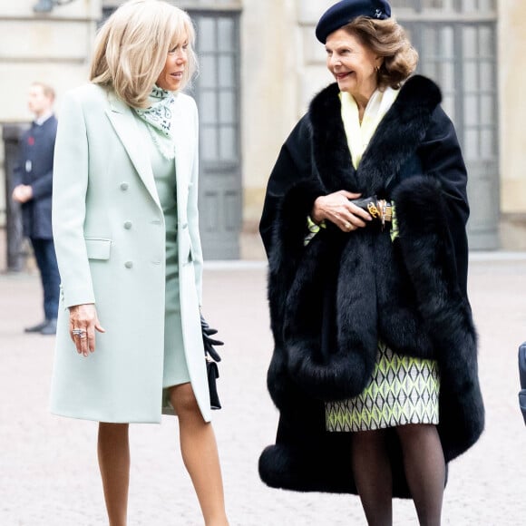 Et cela augure de deux jours inoubliables en Suède ! 
Le roi et la reine Silvia de Suède accueillent le président et sa femme la Première Dame femme Brigitte Macron dans la cour intérieure du palais royal de Stockholm, Suède, le 30 janvier 2024. © Dana Press/Bestimage 