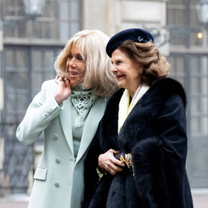 Brigitte Macron et Silvia de Suède se sont montrées très complices lors de la visite d'Etat à Stockholm.
Le roi et la reine Silvia de Suède accueillent le président et sa femme la Première Dame femme Brigitte Macron dans la cour intérieure du palais royal de Stockholm. © Dana Press/Bestimage 