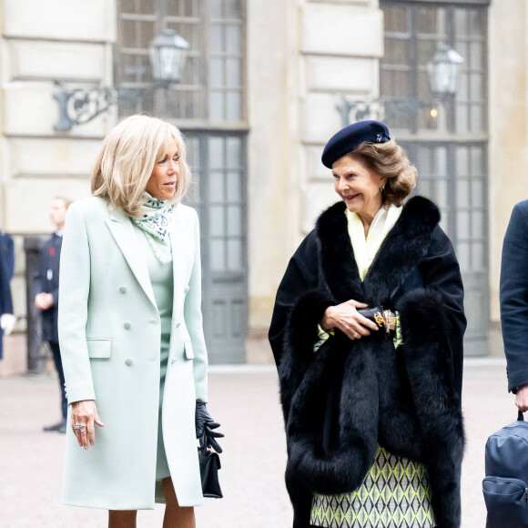Le roi et la reine Silvia de Suède accueillent le président et sa femme la Première Dame femme Brigitte Macron dans la cour intérieure du palais royal de Stockholm, Suède, le 30 janvier 2024. © Dana Press/Bestimage 