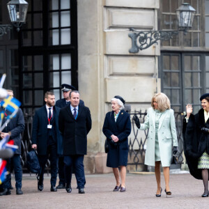 Le roi et la reine Silvia de Suède accueillent le président et sa femme la Première Dame femme Brigitte Macron, accompagnée de son chef du protocole José Pietroboni, dans la cour intérieure du palais royal de Stockholm, Suède, le 30 janvier 2024. © Dana Press/Bestimage 