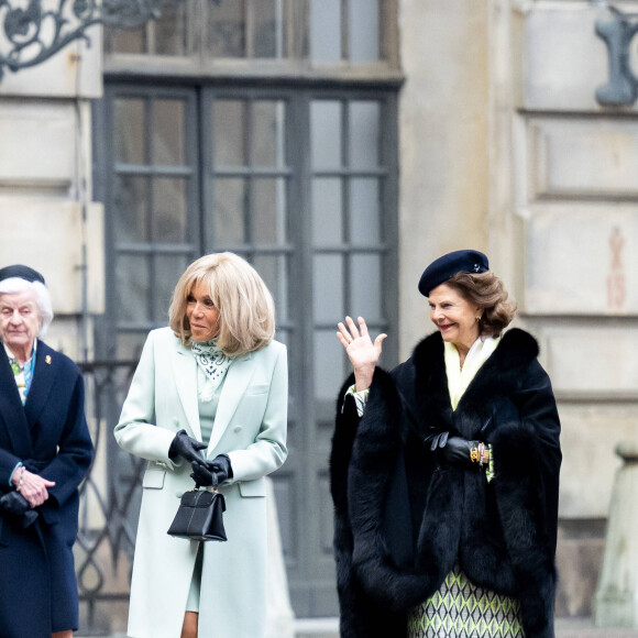 Le roi et la reine Silvia de Suède accueillent le président et sa femme la Première Dame femme Brigitte Macron dans la cour intérieure du palais royal de Stockholm, Suède, le 30 janvier 2024. © Dana Press/Bestimage 