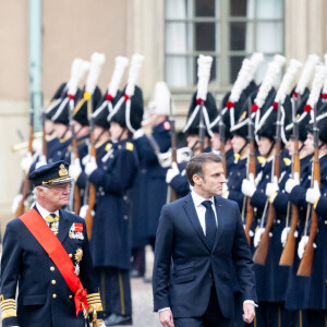 Le roi Carl XVI Gustav et la reine de Suède accueillent le président Emmanuel Macron et sa femme la Première Dame femme dans la cour intérieure du palais royal de Stockholm, Suède, le 30 janvier 2024. © Dana Press/Bestimage 