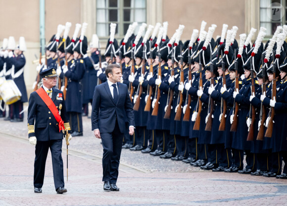 Le roi Carl XVI Gustav et la reine de Suède accueillent le président Emmanuel Macron et sa femme la Première Dame femme dans la cour intérieure du palais royal de Stockholm, Suède, le 30 janvier 2024. © Dana Press/Bestimage 