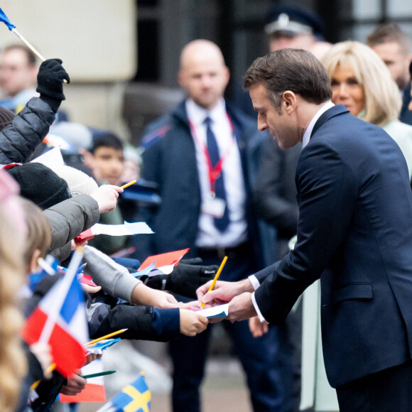 Le roi et la reine de Suède accueillent le président Emmanuel Macron et sa femme la Première Dame femme Brigitte Macron dans la cour intérieure du palais royal de Stockholm, Suède, le 30 janvier 2024. © Dana Press/Bestimage 