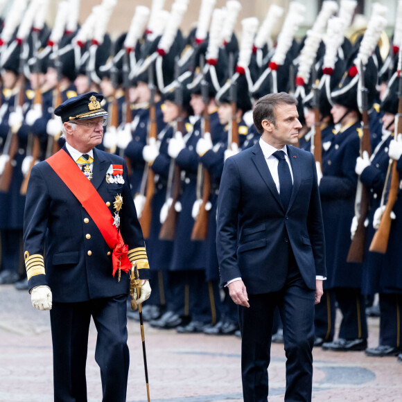 Le roi Carl XVI Gustav et la reine de Suède accueillent le président Emmanuel Macron et sa femme la Première Dame femme dans la cour intérieure du palais royal de Stockholm, Suède, le 30 janvier 2024. © Dana Press/Bestimage 