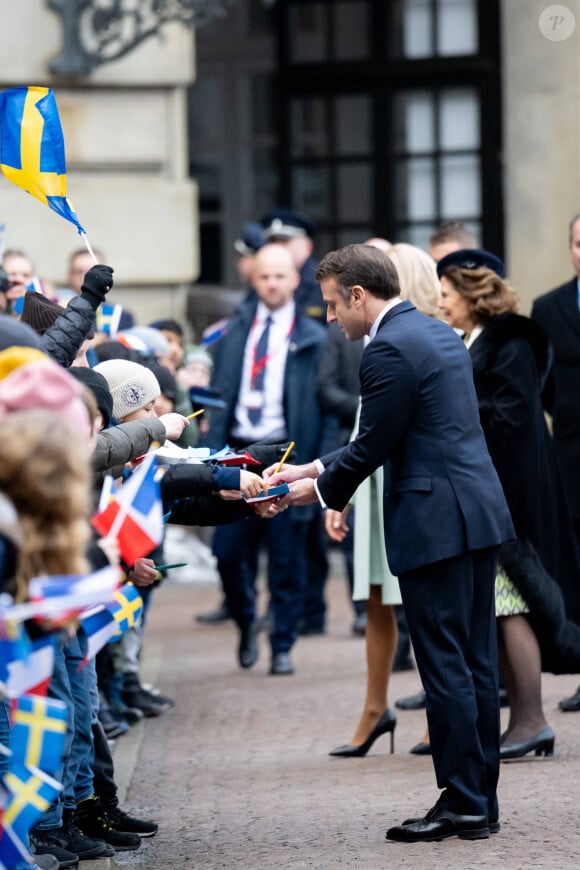Le roi et la reine de Suède accueillent le président Emmanuel Macron et sa femme la Première Dame femme dans la cour intérieure du palais royal de Stockholm, Suède, le 30 janvier 2024. © Dana Press/Bestimage 