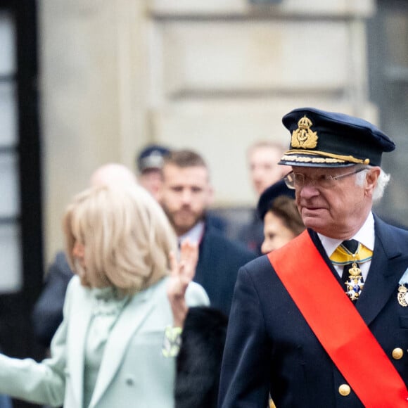 Le roi Carl XVI Gustav et la reine de Suède accueillent le président et sa femme la Première Dame femme dans la cour intérieure du palais royal de Stockholm, Suède, le 30 janvier 2024. © Dana Press/Bestimage 