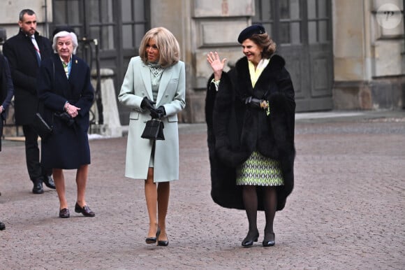 Brigitte Macron et les reine Silvia - Cérémonie de bienvenue en l'honneur de la visite du président Emmanuel Macron avec sa femme Brigitte dans la cour intérieure du palais royal de Stockholm le 30 janvier 2024. 