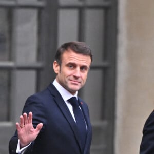 Le président Emmanuel Macron et le roi Carl Gustav de Suède - Cérémonie de bienvenue en l'honneur de la visite du président Emmanuel Macron avec sa femme Brigitte dans la cour intérieure du palais royal de Stockholm le 30 janvier 2024. 