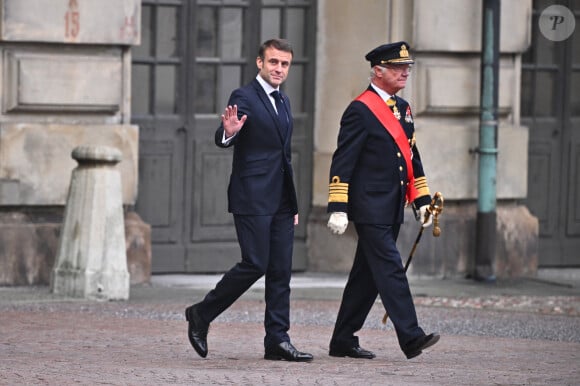 Le président Emmanuel Macron et le roi Carl Gustav de Suède - Cérémonie de bienvenue en l'honneur de la visite du président Emmanuel Macron avec sa femme Brigitte dans la cour intérieure du palais royal de Stockholm le 30 janvier 2024. 