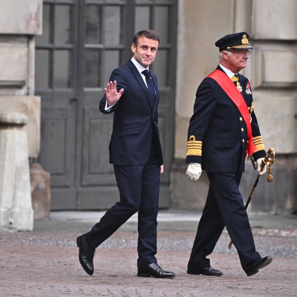 Le président Emmanuel Macron et le roi Carl Gustav de Suède - Cérémonie de bienvenue en l'honneur de la visite du président Emmanuel Macron avec sa femme Brigitte dans la cour intérieure du palais royal de Stockholm le 30 janvier 2024. 