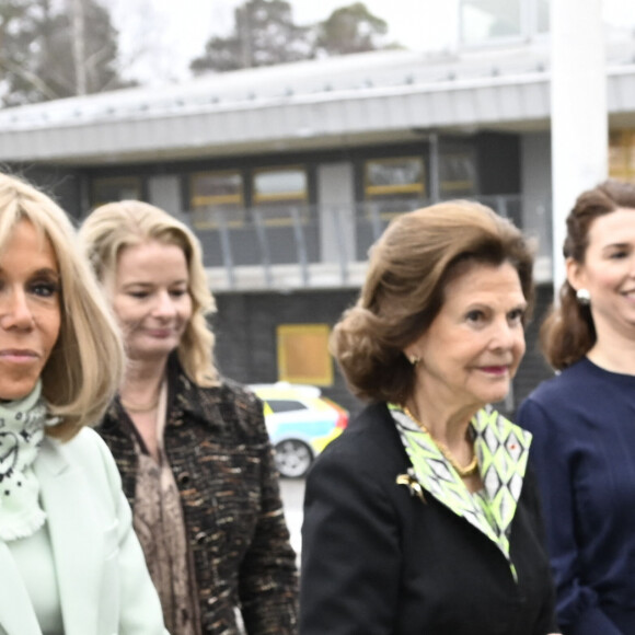 Toute la famille royale ensuite a salué le couple présidentiel français.
La reine Silvia de Suède et la Première dame française Brigitte Macron visitent l'école Rinkebyskolan à Stockholm, Suède, le 30 janvier 2024. Le président français et sa femme la Première dame sont en visite de deux jours en Suède. 