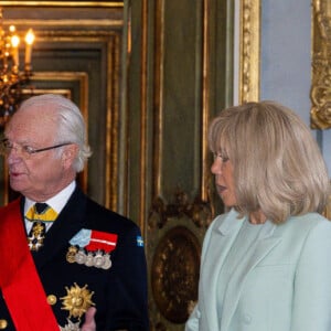 Le roi Carl XVI Gustav et la reine Silvia de Suède accueillent le président Emmanuel Macron et sa femme la Première Dame Brigitte Macron au palais royal de Stockholm, Suède, le 30 janvier 2024. Le président français et sa femme la Première dame sont en visite de deux jours en Suède. © Dana Press/Bestimage 