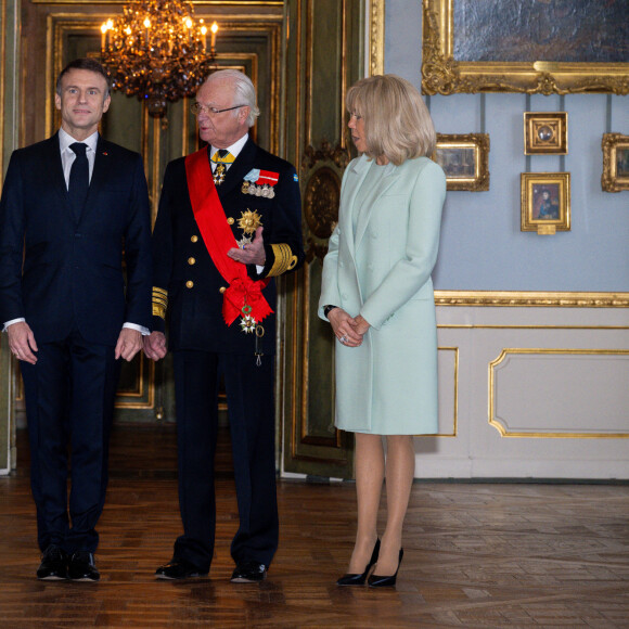 Le roi Carl XVI Gustav et la reine Silvia de Suède accueillent le président Emmanuel Macron et sa femme la Première Dame Brigitte Macron au palais royal de Stockholm, Suède, le 30 janvier 2024. Le président français et sa femme la Première dame sont en visite de deux jours en Suède. © Dana Press/Bestimage 