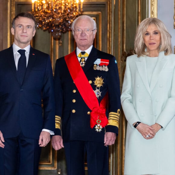 Le roi Carl XVI Gustav et la reine Silvia de Suède accueillent le président Emmanuel Macron et sa femme la Première Dame Brigitte Macron au palais royal de Stockholm, Suède, le 30 janvier 2024. Le président français et sa femme la Première dame sont en visite de deux jours en Suède. © Dana Press/Bestimage 