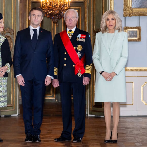 Le roi Carl XVI Gustav et la reine Silvia de Suède accueillent le président Emmanuel Macron et sa femme la Première Dame Brigitte Macron au palais royal de Stockholm, Suède, le 30 janvier 2024. Le président français et sa femme la Première dame sont en visite de deux jours en Suède. © Dana Press/Bestimage  Emmanuel Macron, President of France, Brigitte Macron, First Lady, King Carl Gustaf, Queen Silvia, Welcome ceremony at the Royal Palace as part of the French presidential couple's state visit to Sweden, Day 1 in Stockholm, Sweden, January 30, 2024. ( 