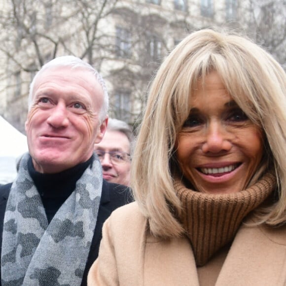 Il a confié être le "premier défenseur" de la femme du chef d'État. "Elle savait pas qu'il était japonais ?" a rit la présentatrice.
Brigitte Macron et Didier Deschamps lors du lancement de l'opération Pièces Jaunes, en faveur des enfants et adolescents hospitalisés, à Lyon. Le 10 janvier 2024 © Romain Doucelin / Bestimage