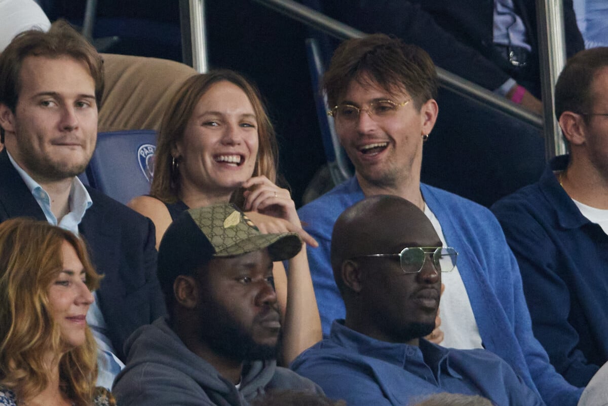 Photo : Son père, Hippolyte Girardoit, suit de près sa carrière... mais il  a été obligé de passer un pacte. Raphaël Quenard et Ana Girardot en  tribunes lors du match de football