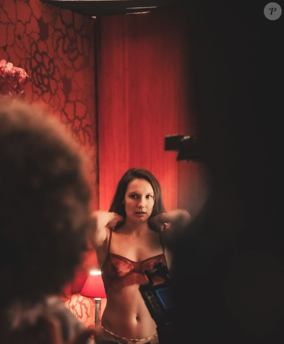 "C'est un accord entre nous. Ce long-métrage relate l'expérience heureuse, féministe, assumée, d'une prostitution choisie. J'y expose mon intimité, je venais d'accoucher..."
Ana Girardot dans le film "La Maison" d'Anissa Bonnefont.