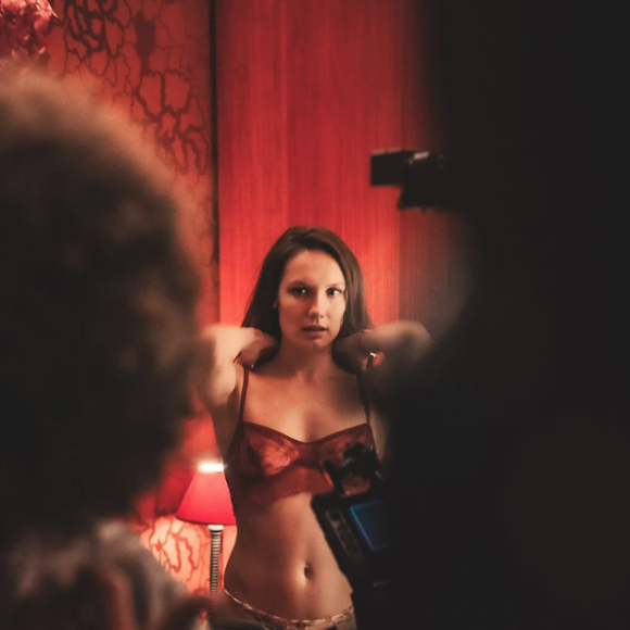"C'est un accord entre nous. Ce long-métrage relate l'expérience heureuse, féministe, assumée, d'une prostitution choisie. J'y expose mon intimité, je venais d'accoucher..."
Ana Girardot dans le film "La Maison" d'Anissa Bonnefont.