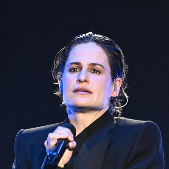 Exclusif - Christine and the queens - Scène - Concert événement "Le gala des pièces jaunes" à l'Accor Arena Paris le 26 janvier 2024. Une soirée de gala exceptionnelle en faveur des Pièces Jaunes ! De nombreux artistes se succèderont pour chanter pour les enfants et adolescents hospitalisés. © Guillaume Gaffiot / Cyril Moreau / Bestimage 