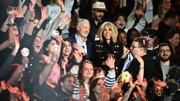 PHOTOS Brigitte Macron acclamée comme une rockstar avec Didier Deschamps au show dingue des Pièces jaunes