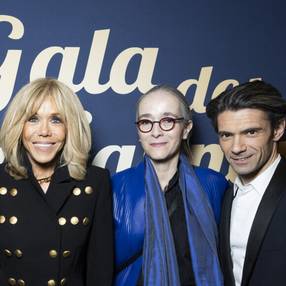 Exclusif - Stéphane Sitbon-Gomez, Directeur des antennes et des programmes chez France Télévisions, Brigitte Macron, Delphine Ernotte, présidente de France Télévisions, Gautier Capuçon - Concert événement "Le gala des pièces jaunes" à l'Accor Arena Paris le 26 janvier 2024.. © Cyril Moreau / Guillaume Gaffiot / Bestimage 