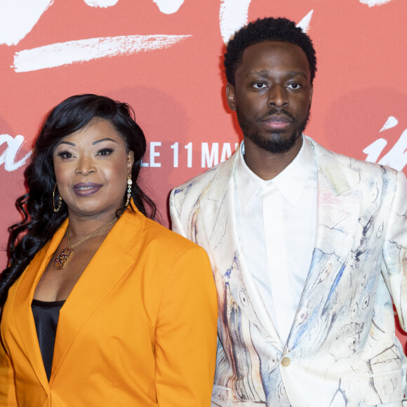 Le père de Dadju a disparu du jour au lendemain alors qu'il était tout jeune adolescent.
Fally Ipupa, Dadju et sa maman Dalida - Avant-première du film "Ima" au cinéma Gaumont Champs-Élysées à Paris. © Cyril Moreau/Bestimage