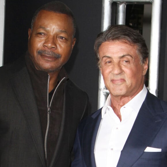 Le comédien Carl Weathers, connu pour avoir incarné Apollo Creed dans la saga Rocky, est décédé à l'âge de 76 ans
Carl Weathers, Sylvester Stallone à la première de 'Creed' au théâtre The Regency Village à Westwood