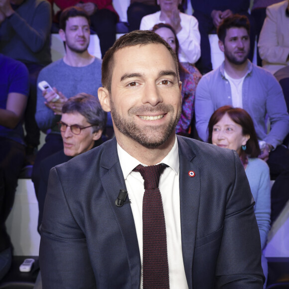 Julien Odoul, membre du Bureau National du Rassemblement National, a accepté la proposition de celui qu'on surnomme Baba.
Exclusif - Julien Odoul sur le plateau de la nouvelle émission de C.Hanouna du week-end "Face à Hanouna" diffusée le 3 février à Paris, France, le 1er février 2024. © Jack Tribeca/Bestimage
