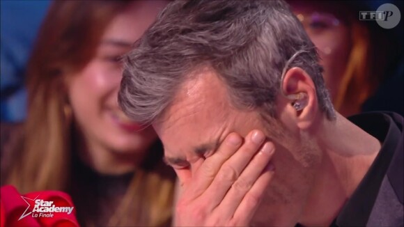 Samedi soir, l'émission s'est terminée sur la victoire de Pierre mais ce qui a également retenu l'attention, c'est les larmes du directeur Michaël Goldman. 
Michaël Goldman en larmes pendant la finale de la "Star Academy". TF1